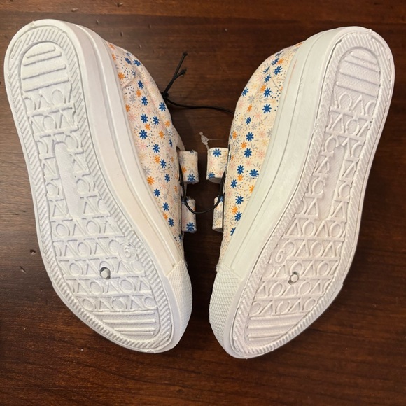 Soda Daisy Print Velcro Sneakers - Picture 3 of 3